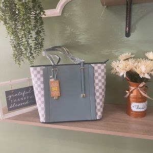 New Handbag with shoulder straps (removable)